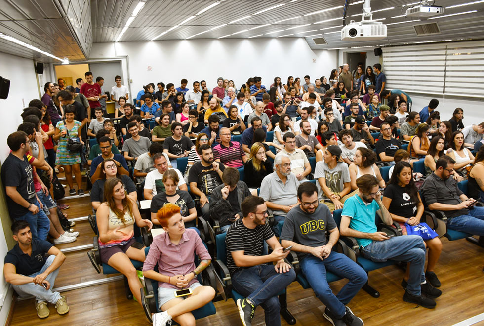 Público lotou o Auditório do IFGW