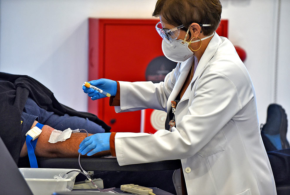 audiodescrição: fotografia colorida mostra doador de sangue no homocentro