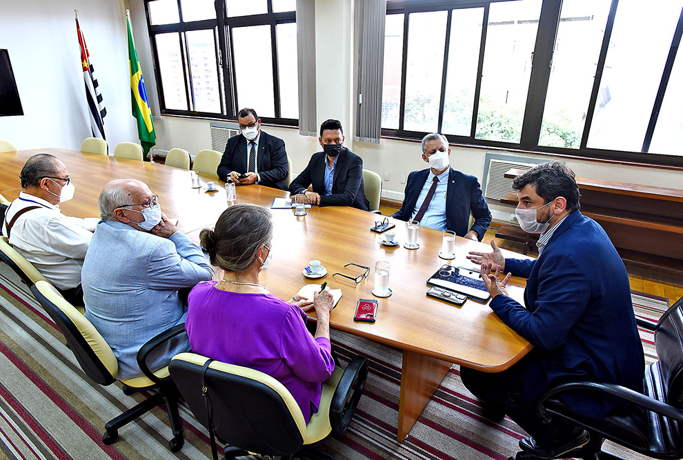 foto mostra membros da unicamp e da DRS sentados à mesa com o secretário executivo de saúde na cabeceira