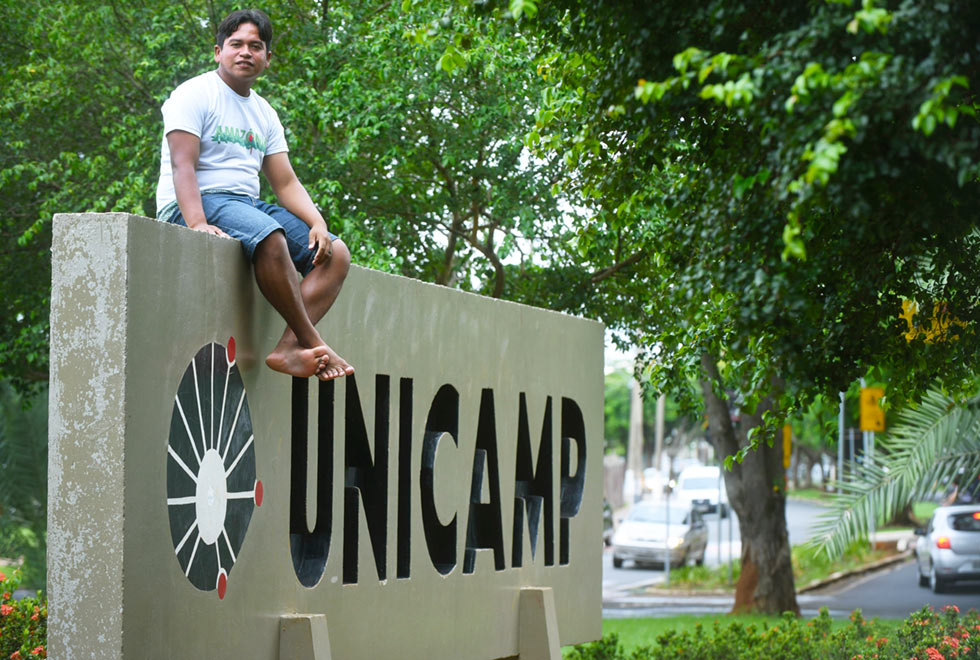 Iaponâ está sentado sobre a placa de concreto com o nome Unicamp