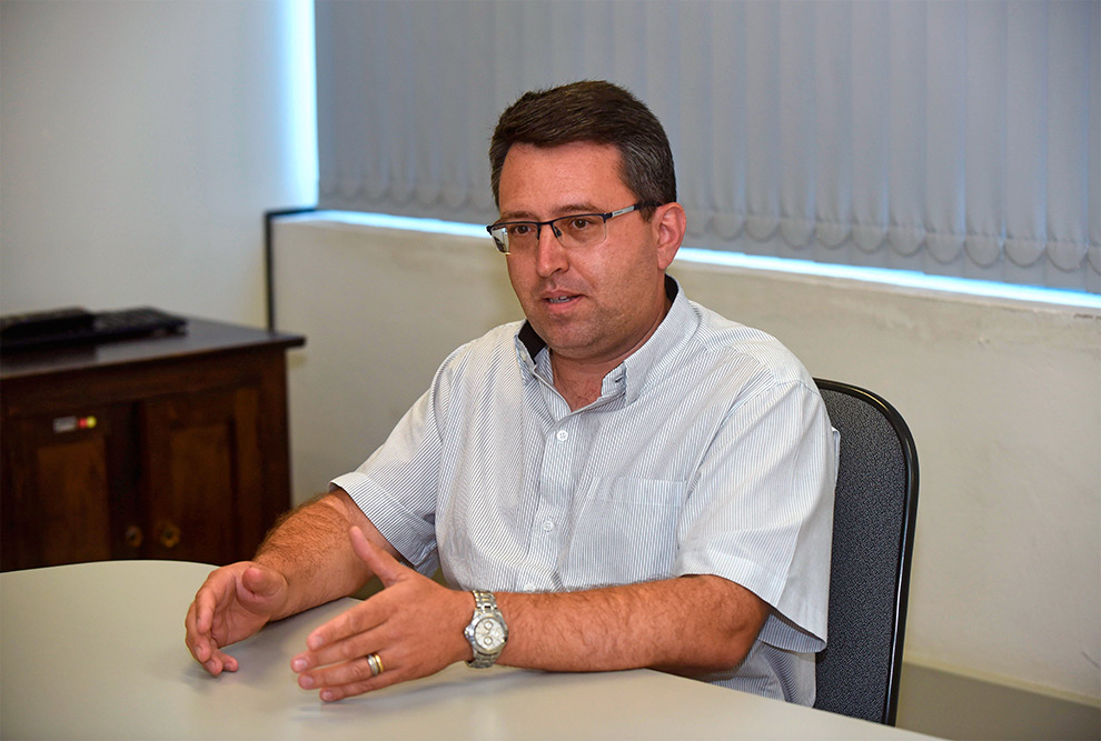 audiodescrição: fotografia colorida mostra coordenador de graduação do instituto de química, italo odone, no momento em que concede entrevista