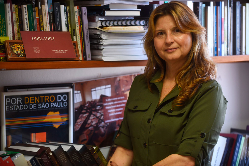 audiodescrição: fotografia colorida da professora Rosana Baeninger