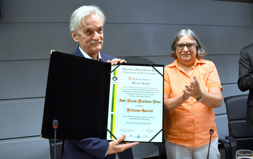 Jose Mario Martinez ao receber o título de professor emérito da Unicamp 