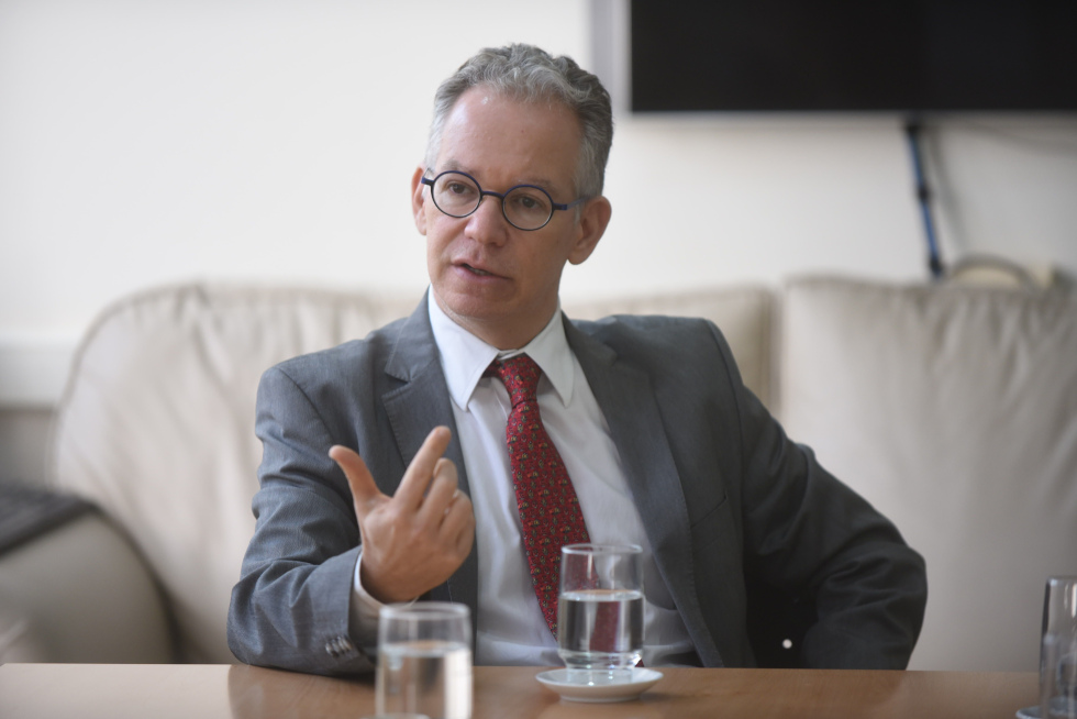foto mostra o reitor marcelo knobel sentado à mesa conversando