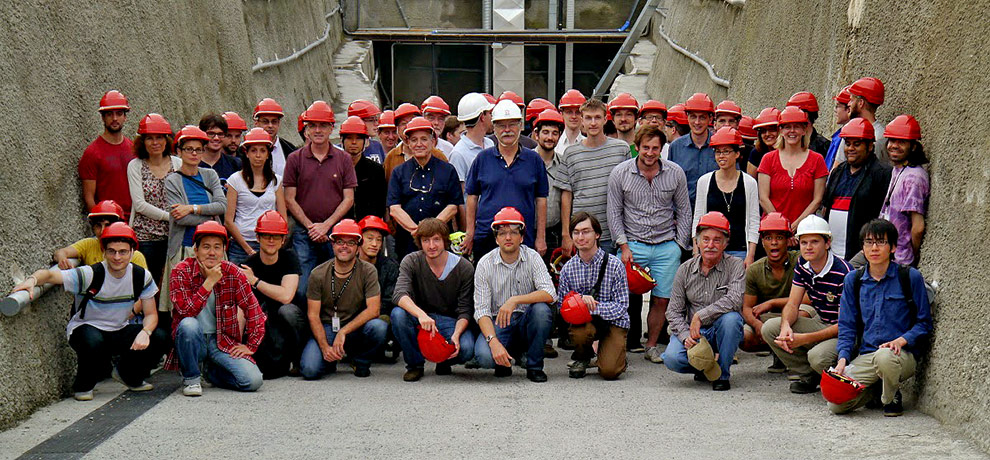foto mostra pesquisadores que integram a colaboração internacional double chooz. a maioria veste capacetes de proteção