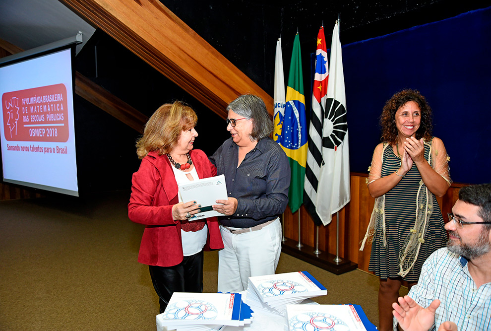 A vice-reitora Teresa Atvars participa da entrega de prêmios para escolas e professores