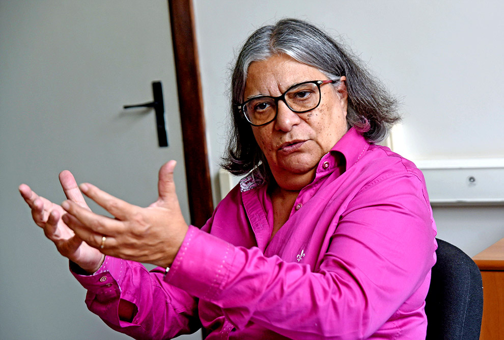 foto mostra a professora teresa atvars, coordenadora geral da universidade. ela veste camisa rosa