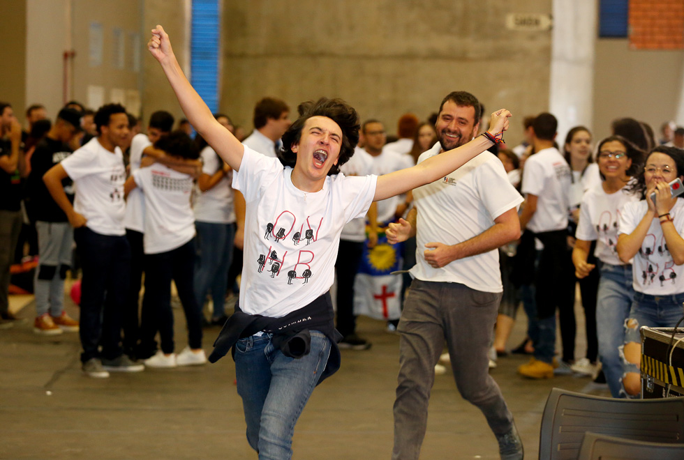 Estudante comemora premiação. Finalistas puderam concorrer às vagas olímpicas do Vestibular Unicamp 2020