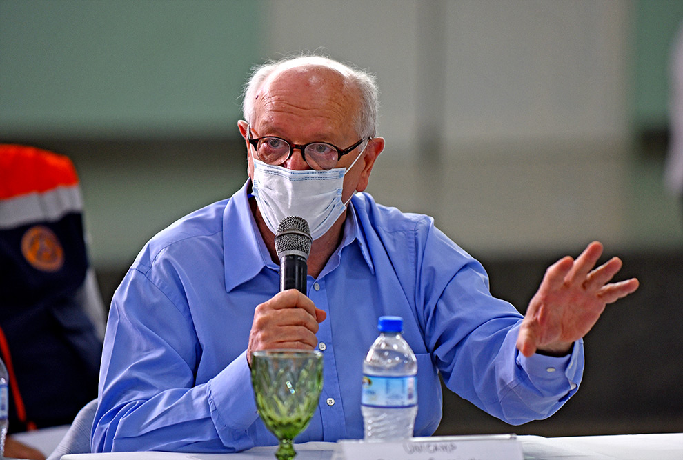 O diretor da DEAS, Oswaldo Grassiotto, mostrou aos presentes a estrutura que o sistema passaria a ter com o novo hospital, e a sistemática de liberação de leitos