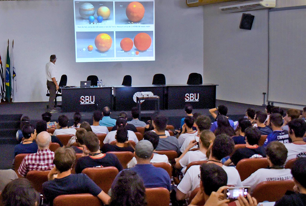 O físico Francesco Vissani, idealizador do Prêmio Asimov, durante palestra para estudantes na Unicamp em setembro de 2019
