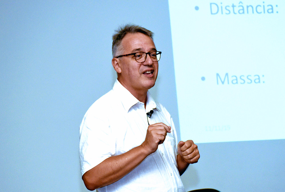 O físico Francesco Vissani, durante palestra na Unicamp em setembro de 2019