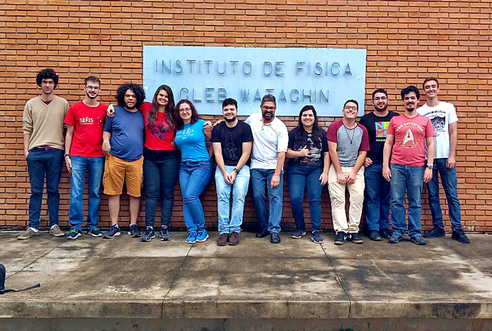 Áudiodescrição: equipe reunida de em frente ao prédio do ifgw