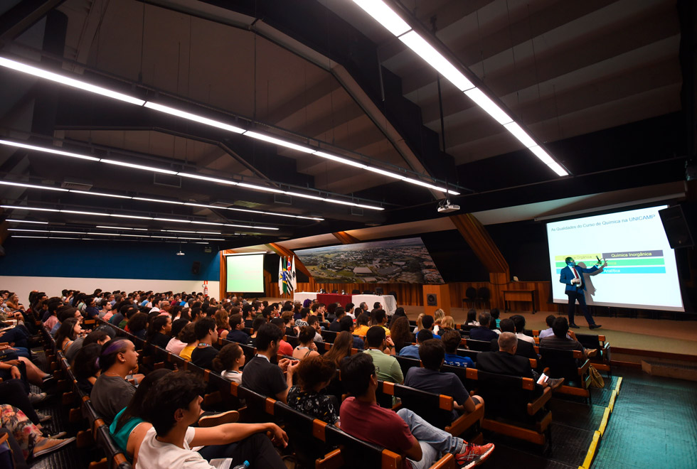 audiodescrição: fotografia colorida do professor roberto rinaldi ministrando aula no centro de convenções