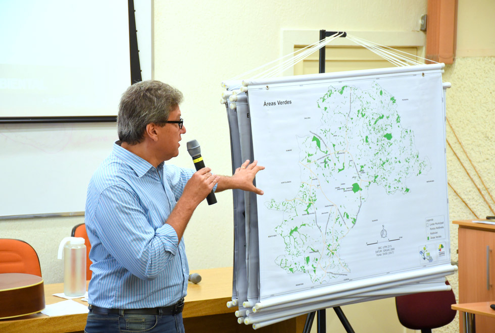 Secretário do Verde, Meio Ambiente e Desenvolvimento Sustentável de Campinas, Rogério Menezes, proferindo palestra no Instituto de Biologia da Unicamp