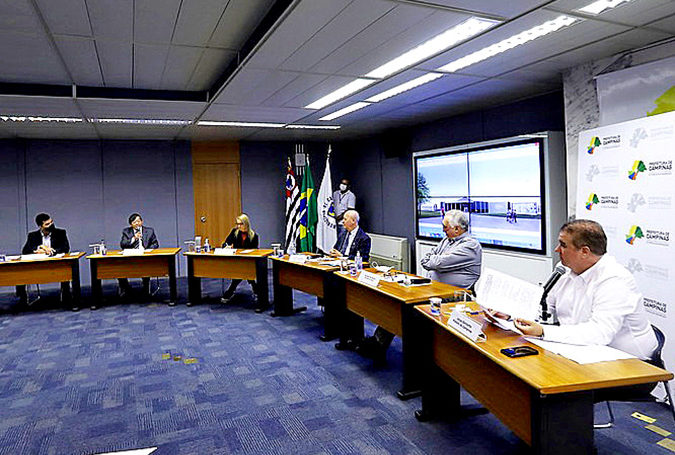 foto mostra entrevista coletiva prestada na prefeitura de campinas com autoridades municipais sentadas em roda