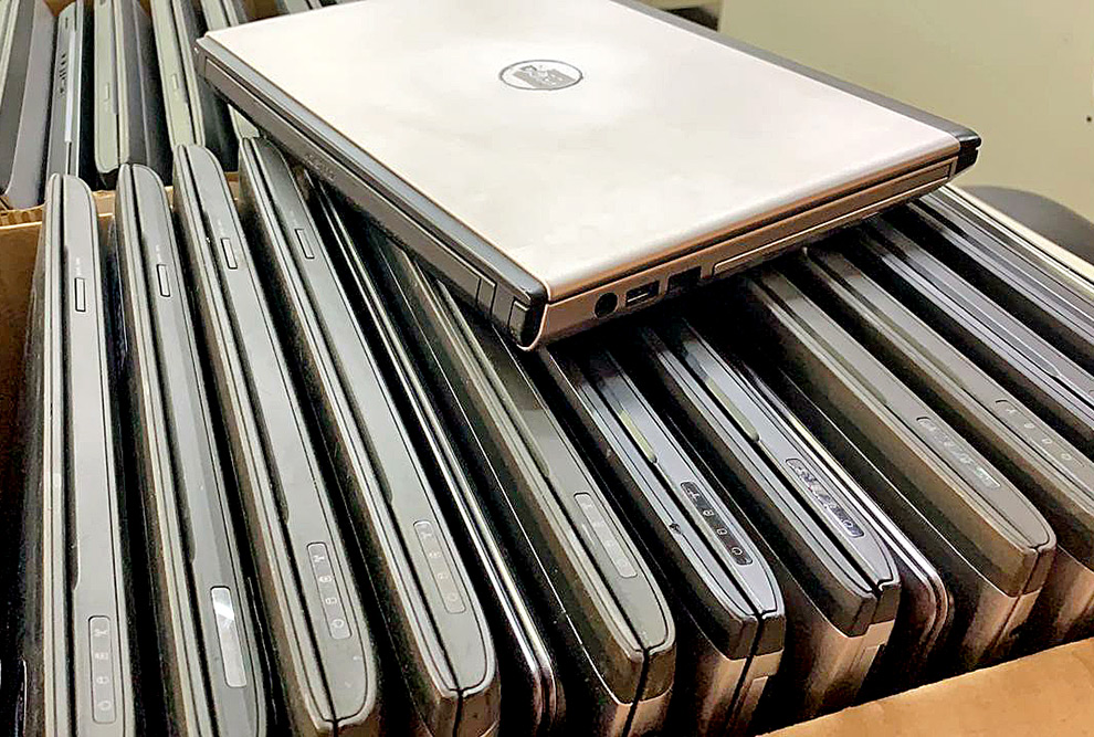 audiodescrição: fotografia colorida de notebooks