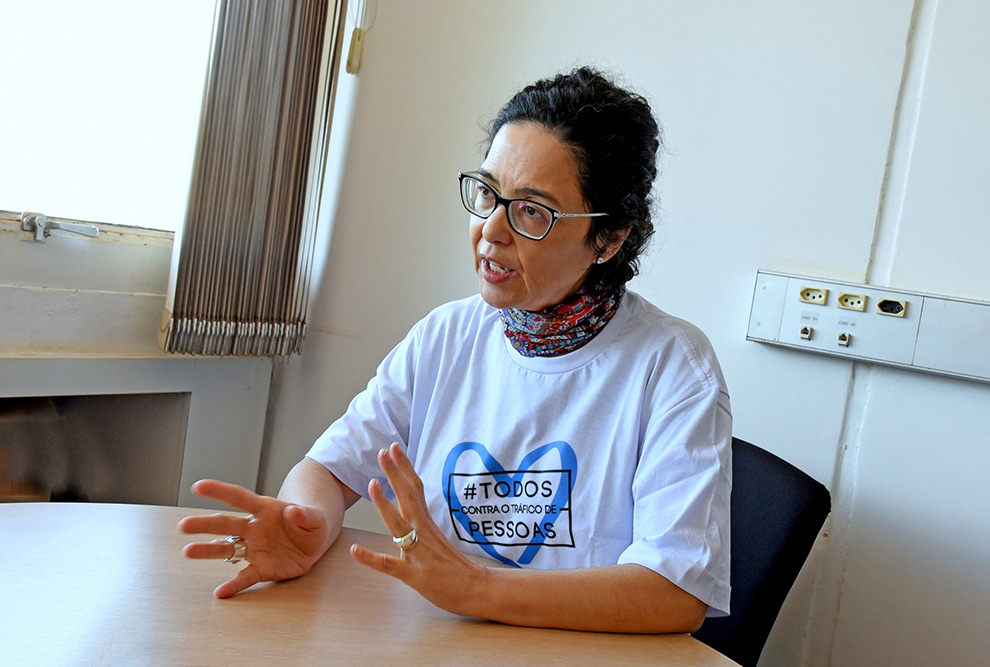 Professora Néri dá entrevista com a camiseta da campanha