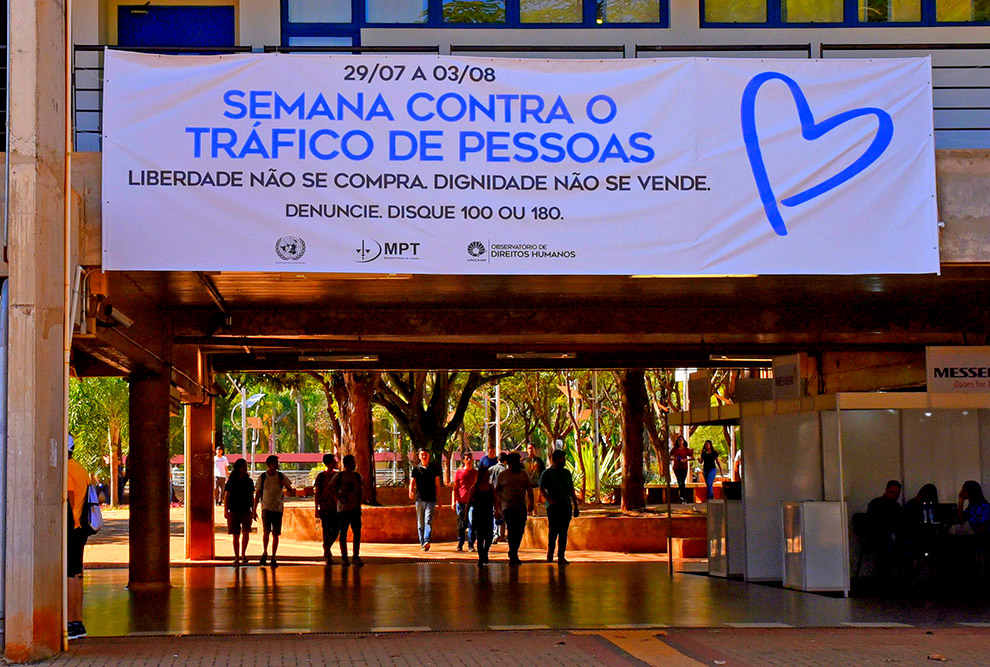 No ciclo básico uma grande faixa branca destaca os dizeres da campanha: está escrito "Semana contra  o tráfico de pessoas. Liberdade não se compra. Dignidade não se vende"