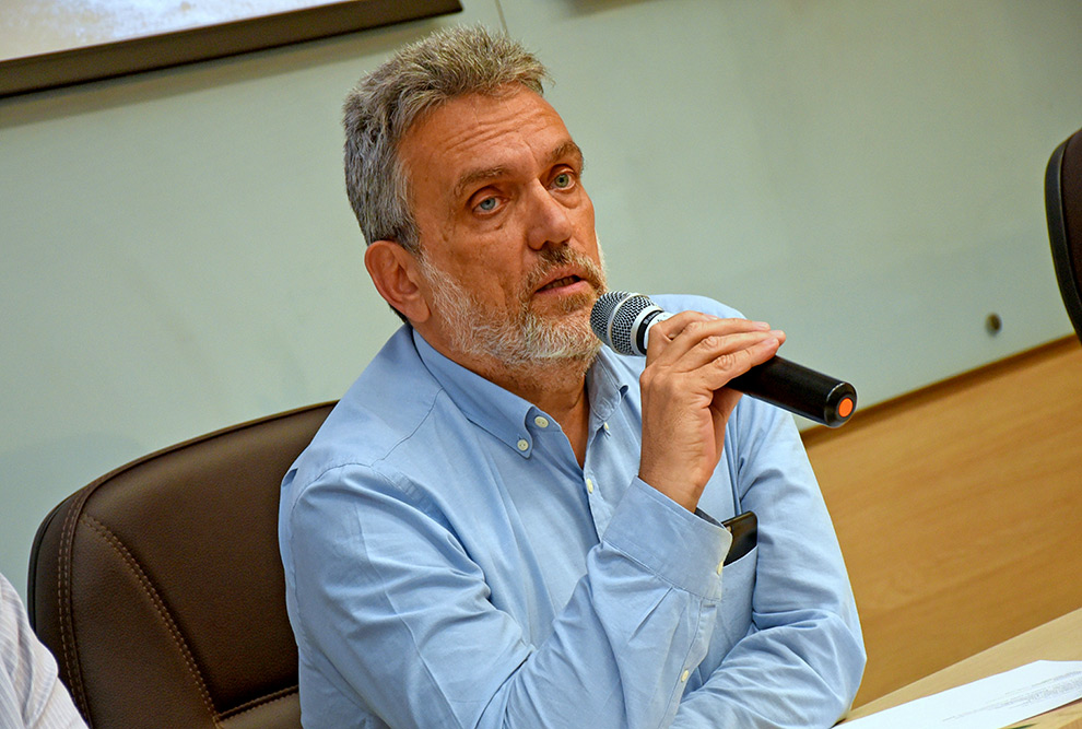 foto mostra marco aurélio lima, diretor da depi. ele veste camisa azul e fala ao microfone