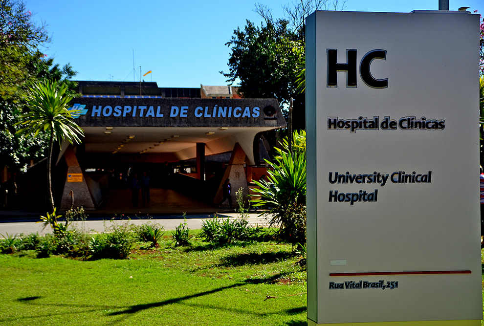 audiodescrição: fotografia colorida da fachada do hospital de clínicas da unicamp