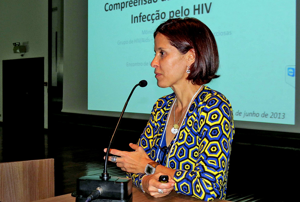 audiodescrição: fotografia colorida da professora Monica Jacques, que coordena a pesquisa de testes de fármacos contra a Covid-19 na Unicamp