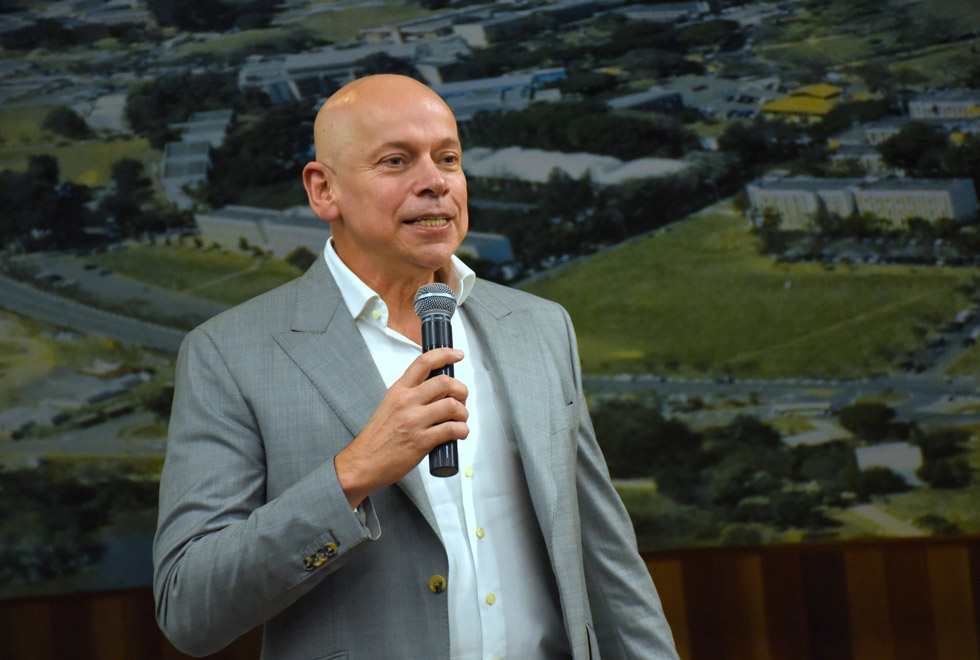 foto mostra Leandro Karnal em sua apresentação