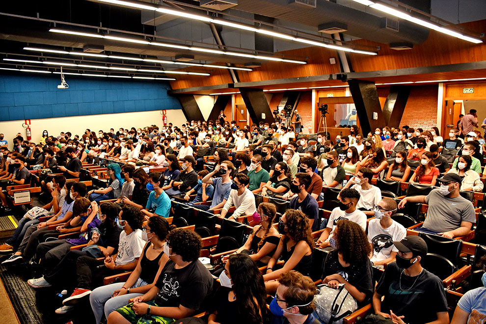 foto mostra plateia do centro de convenções ocupada pelos alunos