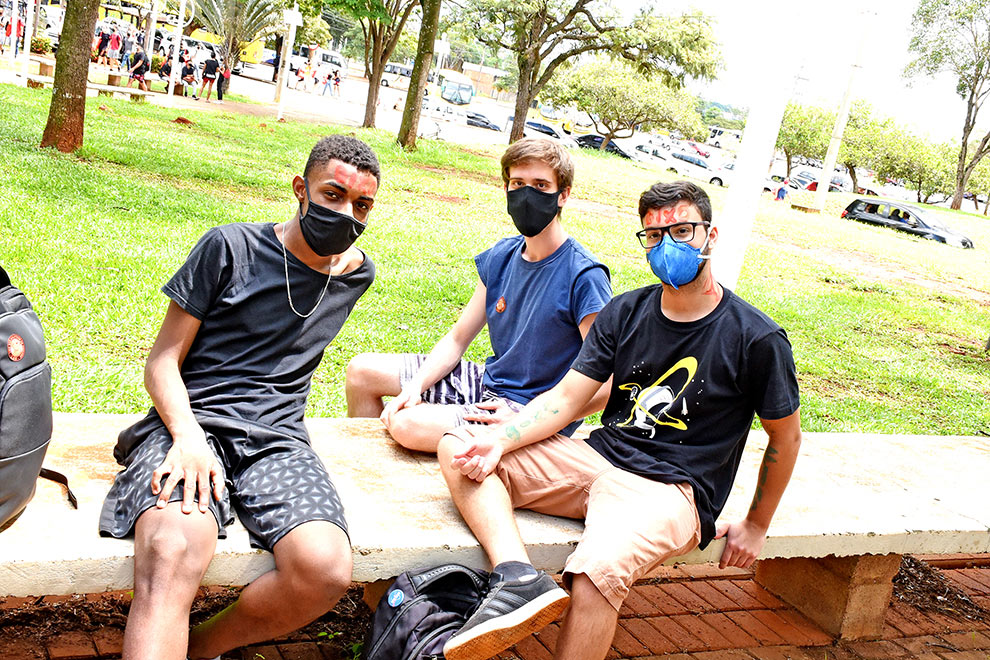 foto mostra alunos posando para a foto e usando máscaras