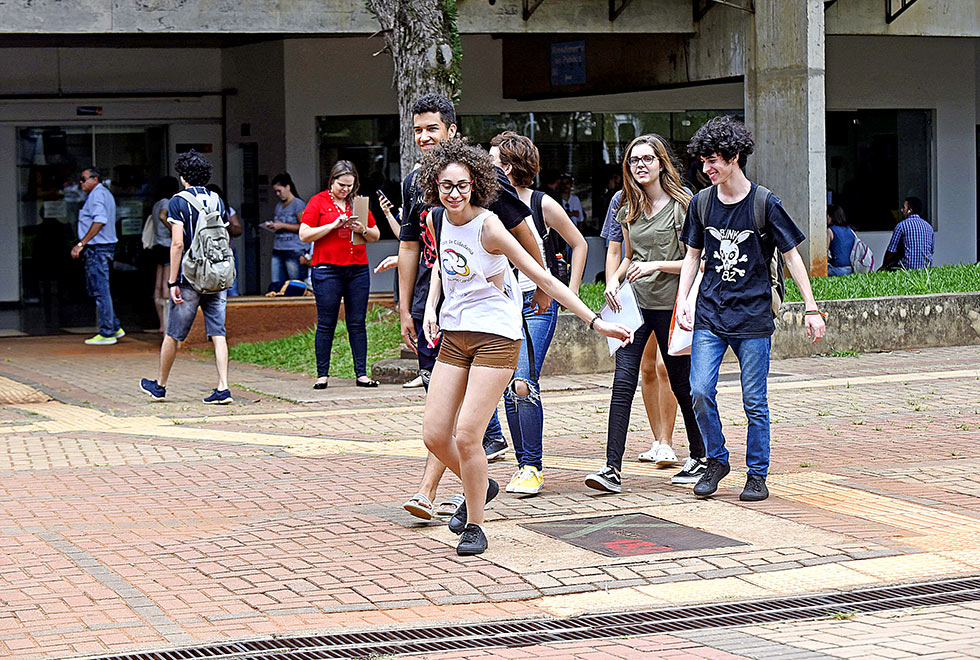 jovens correndo e sorrindo