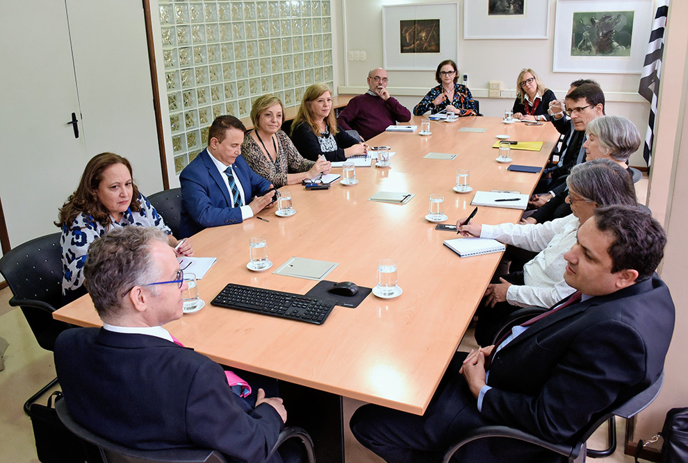 Imagem completa da mesa de autoridades durante a visita de Anderson Correia