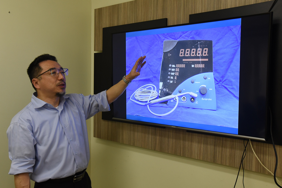 Médico mostra aparelho ultrassensível chamado gamma probe, que é capaz de detectar radioatividade em tumores