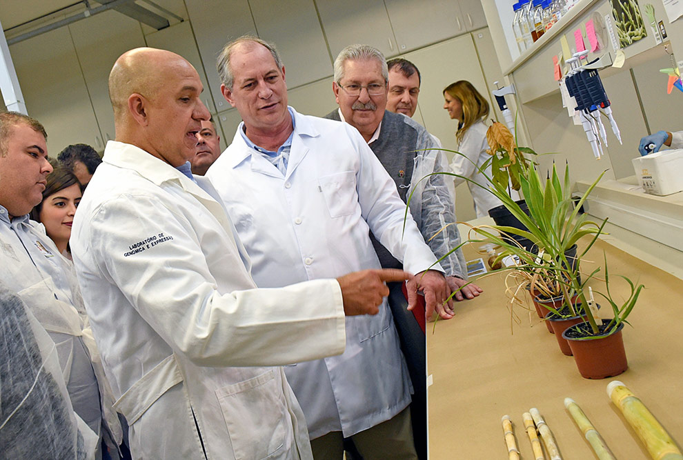 Gonçalo Pereira explica para Ciro Gomes alguns projetos do Laboratório de Genômica e Expressão
