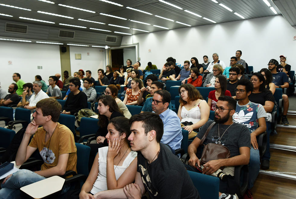 Imagem mostra público ocupando plateia do auditório