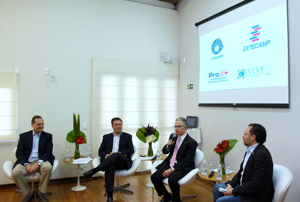 Autoridades durante anúncio de cursos sobre comércio exterior e logística