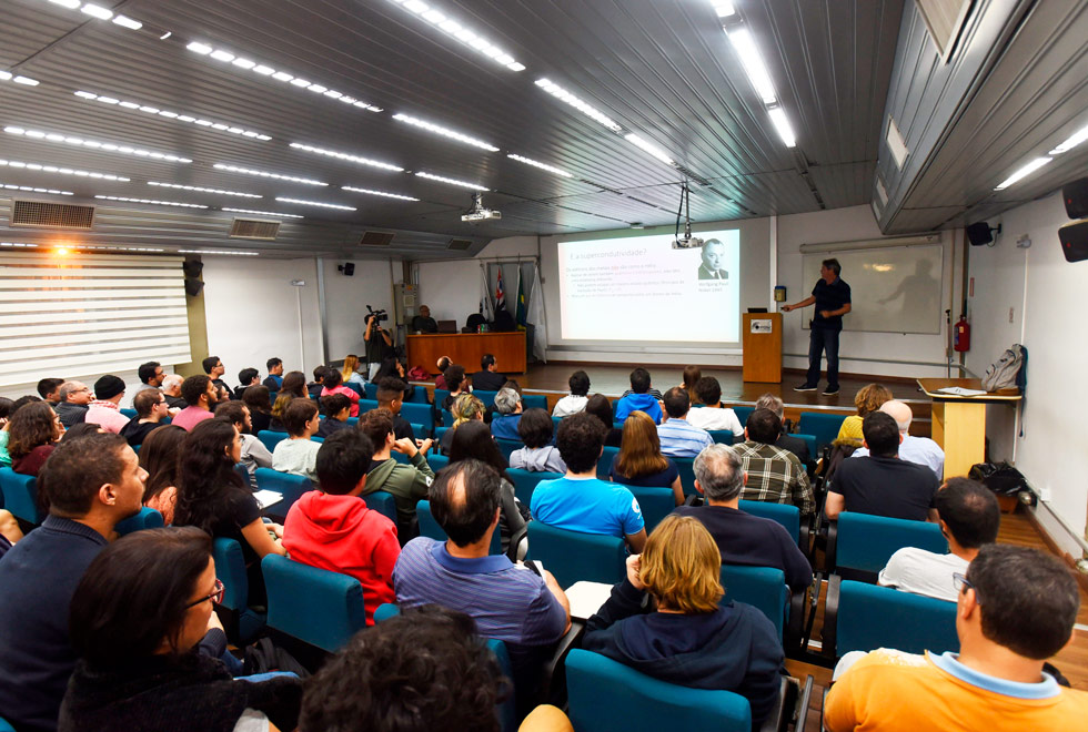 auditório do IFGW, foto mostra plateia de costas e na frente o professor