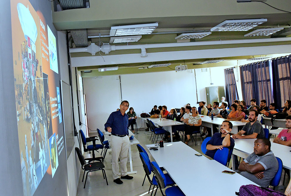  docente Alvaro Crósta em palestra no Instituto de Geociências