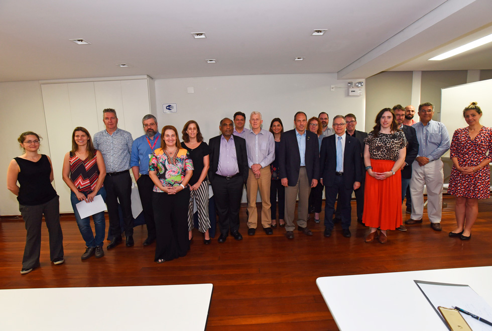 pesquisadores conversam