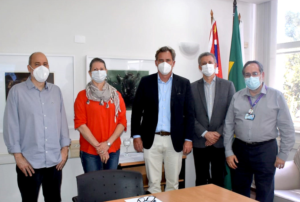 Deputado Alexis Fonteyne, ao centro, formalizou a indicação de uma emenda parlamentar para o HC no valor de R$ 500 mil e anunciou a coordenação e o lançamento da Frente Parlamentar Mista pelo Brasil Competitivo