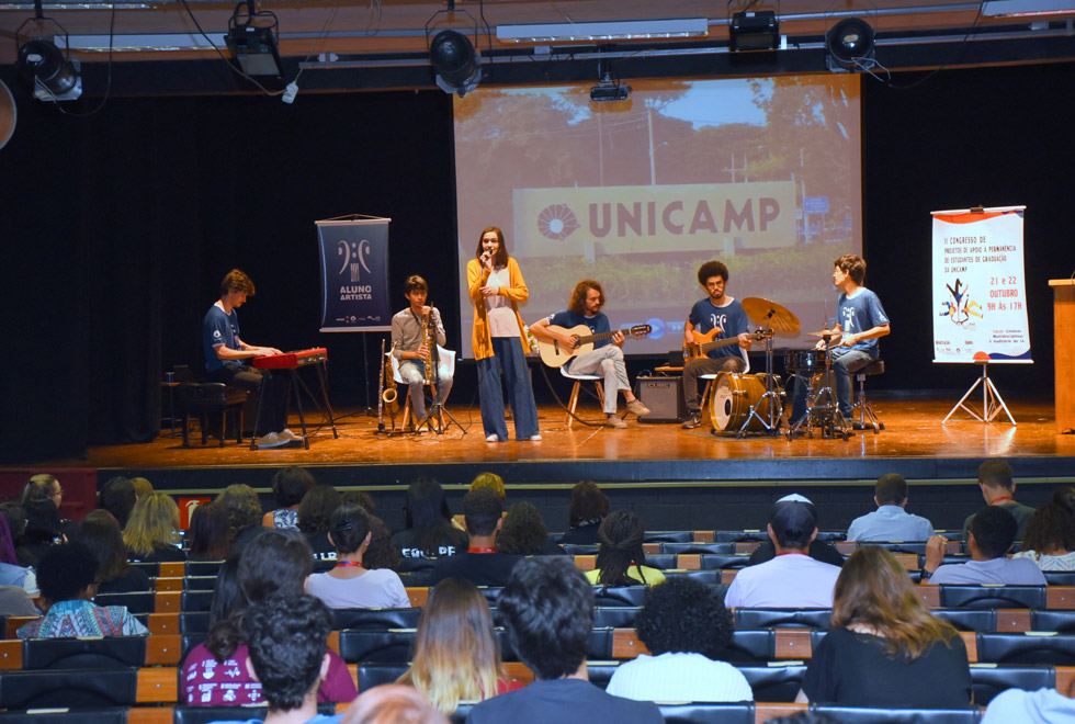 Projeto Rosa, formado por sexteto de alunos da Unicamp, se apresenta na abertura do congresso sobre permanência