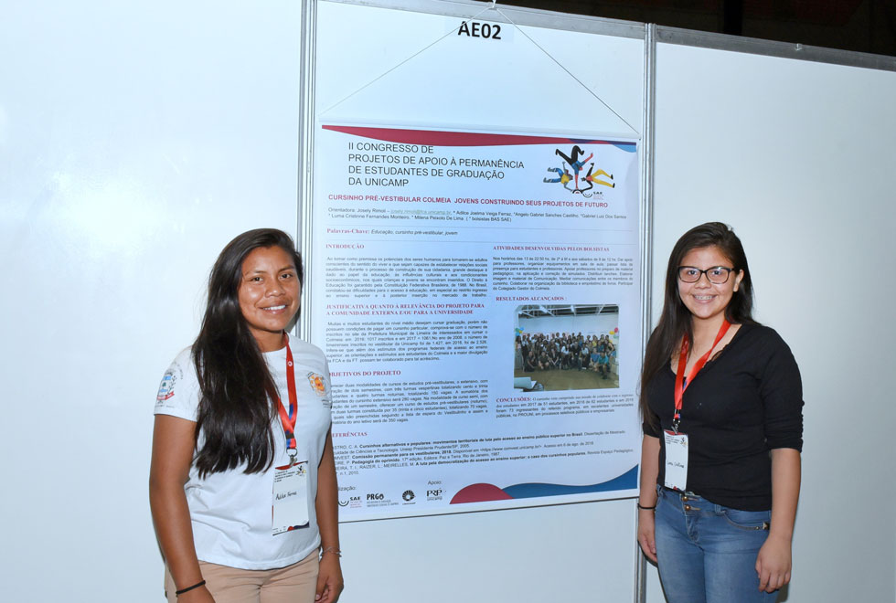 As estudantes indígenas Adilce Ferraz (à esquerda) e Luma Monteiro inegram o projeto de extensão do cursinho pré-vestibular Colmeia, em Limeira