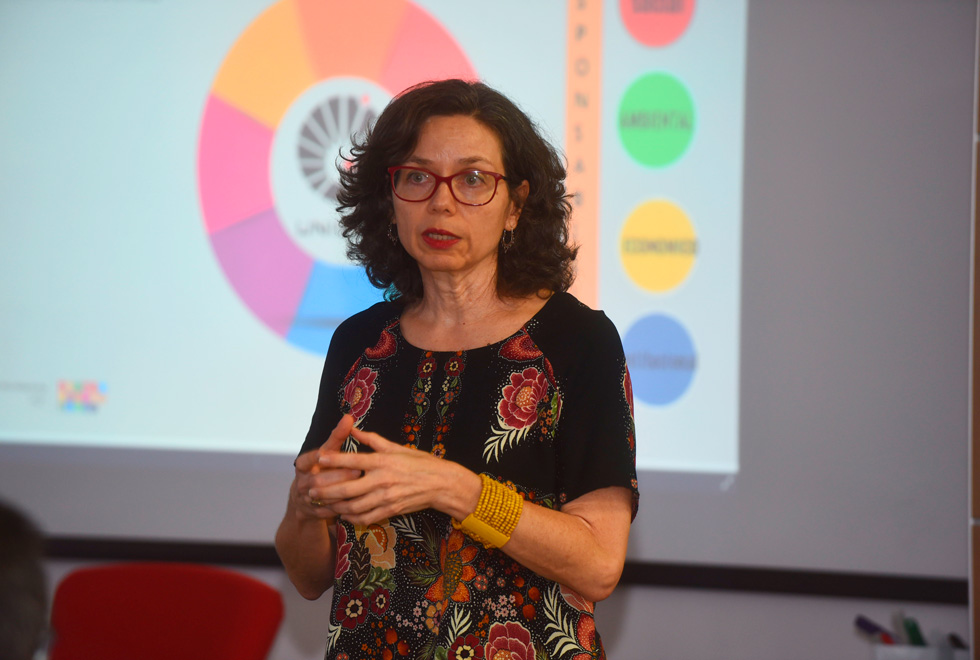 foto mostra daniela gatti durante uma apresentação aos coordenadores de curso