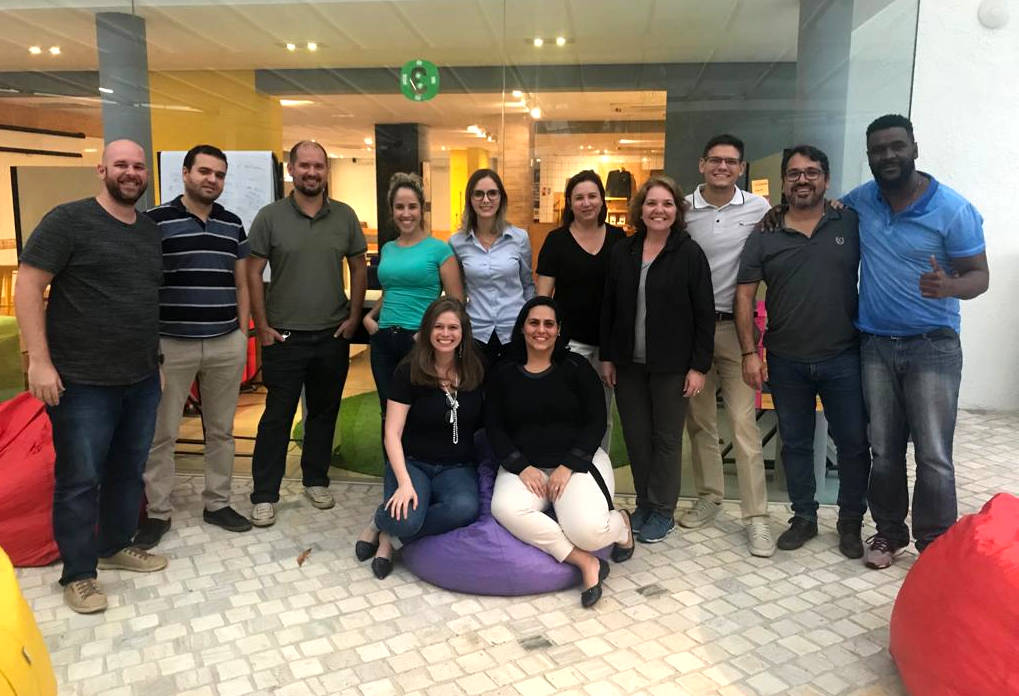 Parte da Equipe do Desburocratiza durante treinamento Design Thinking