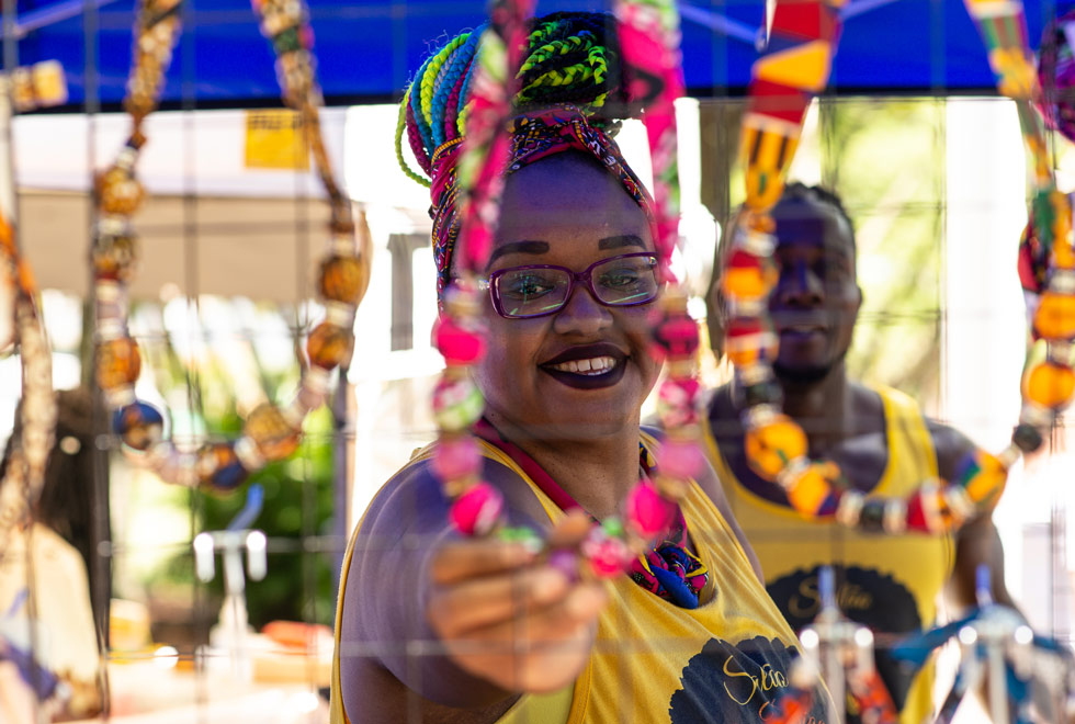 Stands com exposição de bijuterias, artesanatos, roupas e comidas típicas da cultura Afro-brasileira