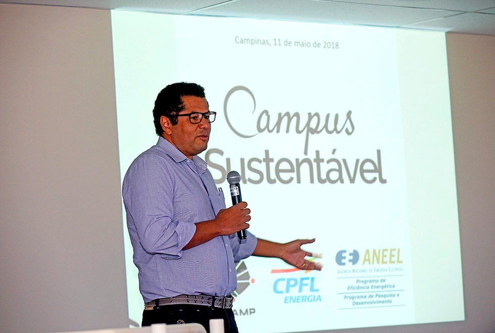 audiodescrição: fotografia colorida do professor Luiz Carlos em apresentação sobre projeto campus sustentável