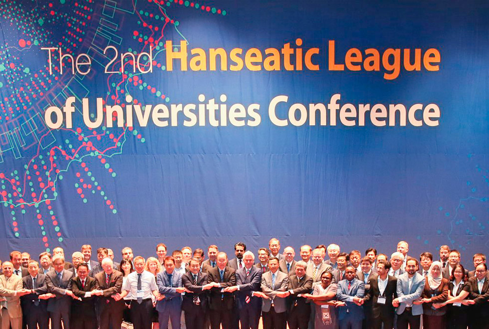 foto divulgação com representantes das universidades associadas