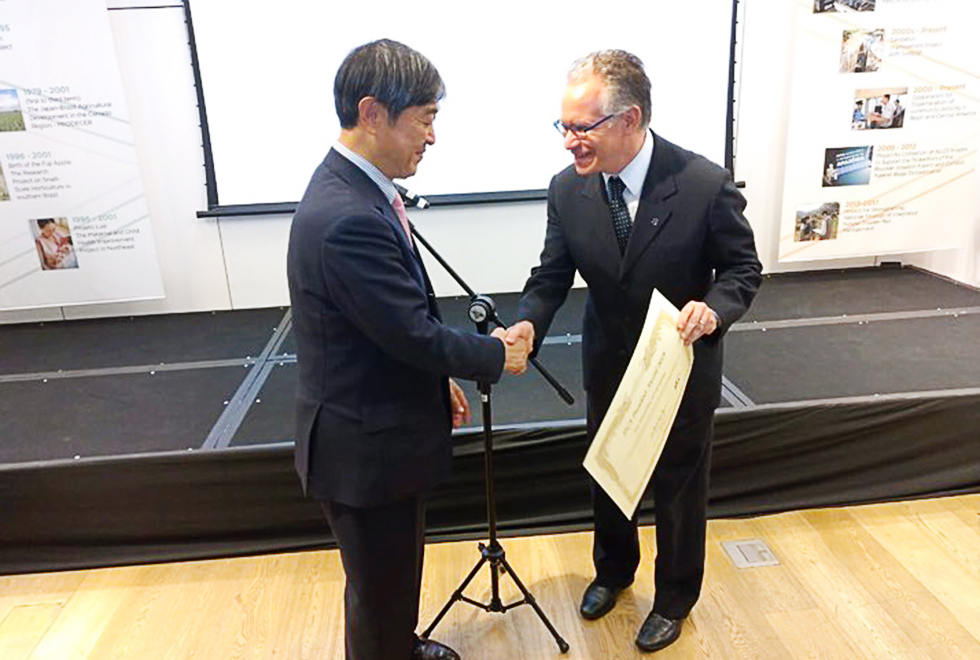 Reitor Marcelo Knobel recebeu diploma das mãos do presidente mundial da JICA, Shinichi Kitaoka