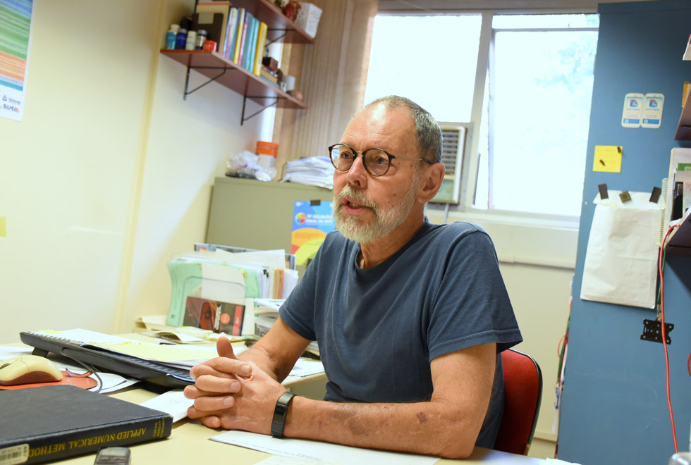 audiodescrição: fotografia colorida mostra professor joão frederico durante entrevista, em sua sala