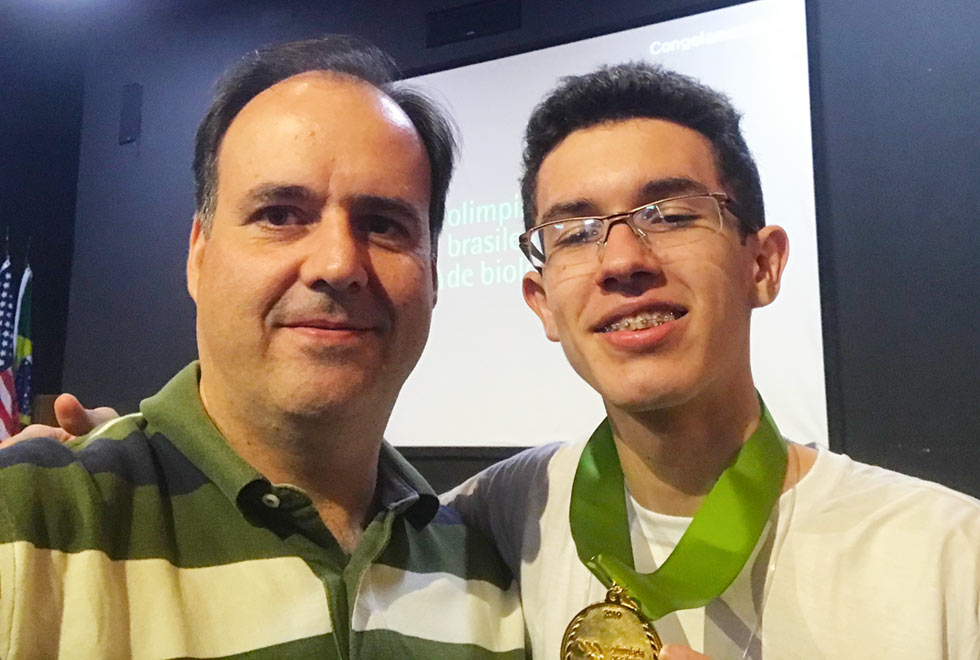 Professor Jodir e medalhista de ouro na OBB, Gustavo Miller Santos 