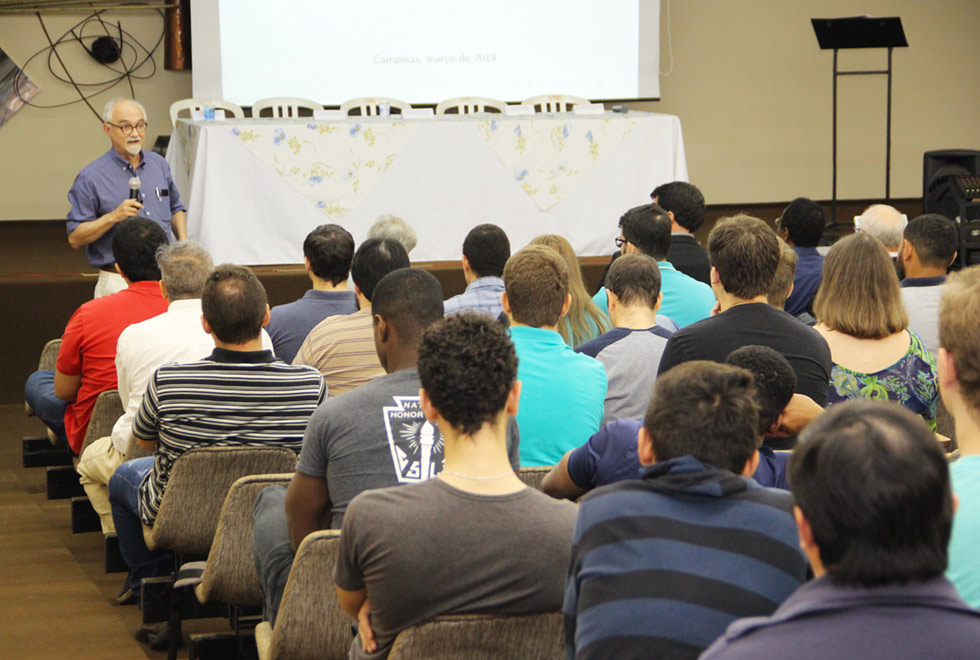 Apresentação da coleção pelo professor José C. Geromel na Faculdade de Engenharia de Ilha Solteira (FEIS)