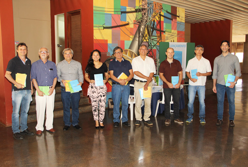Os autores José C. Geromel e Grace Deaecto com professores da Faculdade de Engenharia de Ilha Solteira (Unesp) durante lançamento.
